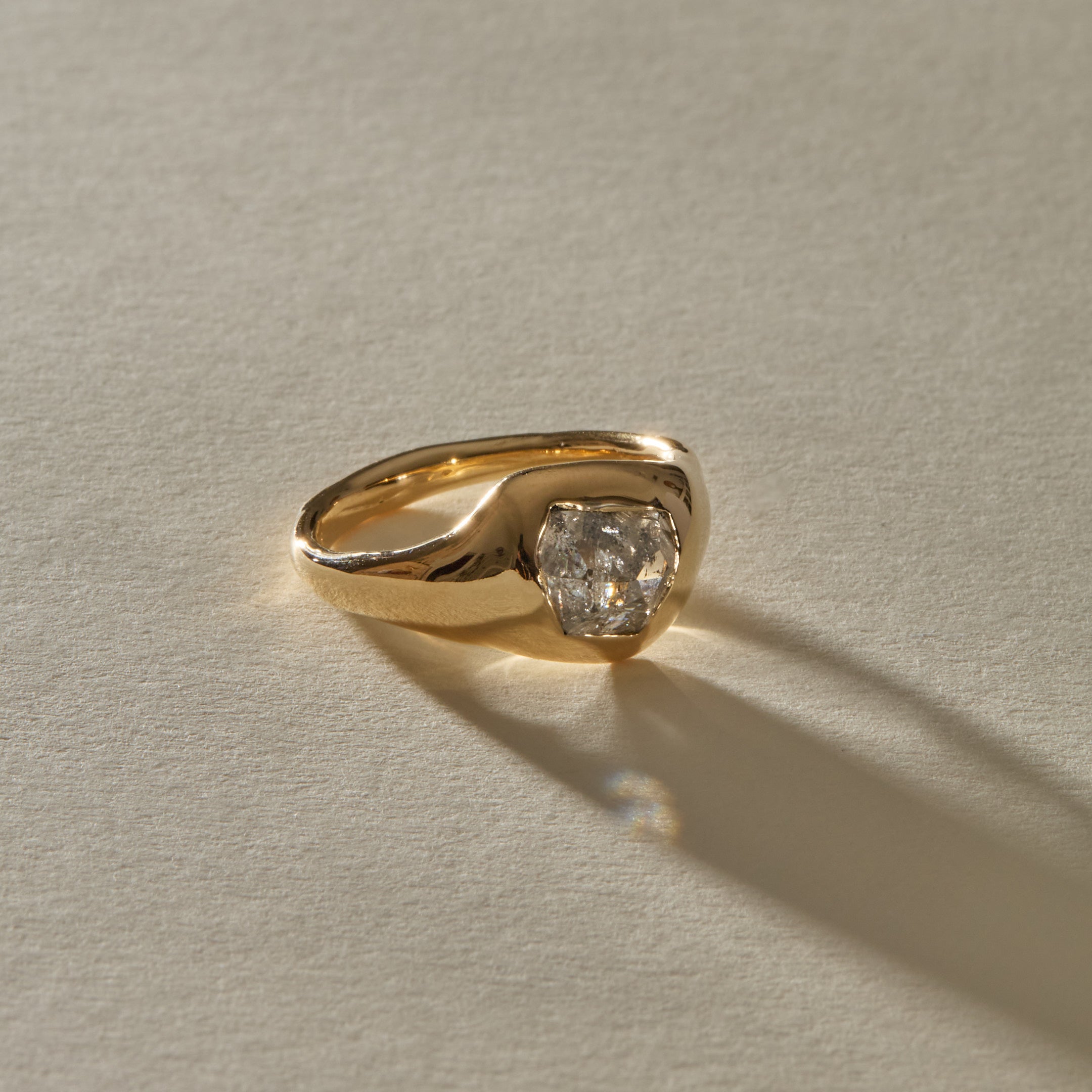 Vía Láctea I Polished Raw Salt and Pepper Diamond Signet Ring | Gold | OOAK