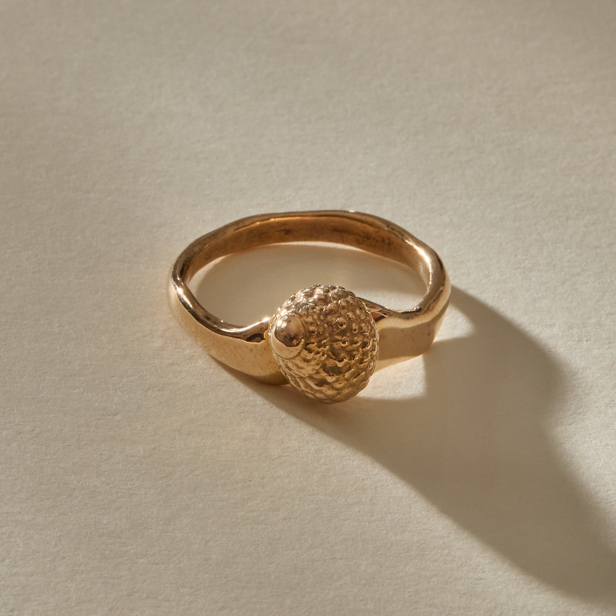 Maré Ring in recycled bronze, front view of the band cast from a real seashell