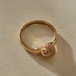 Maré Ring in recycled bronze, side view of the delicate band