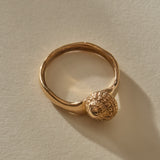 Maré Ring in recycled bronze, side view of the delicate band