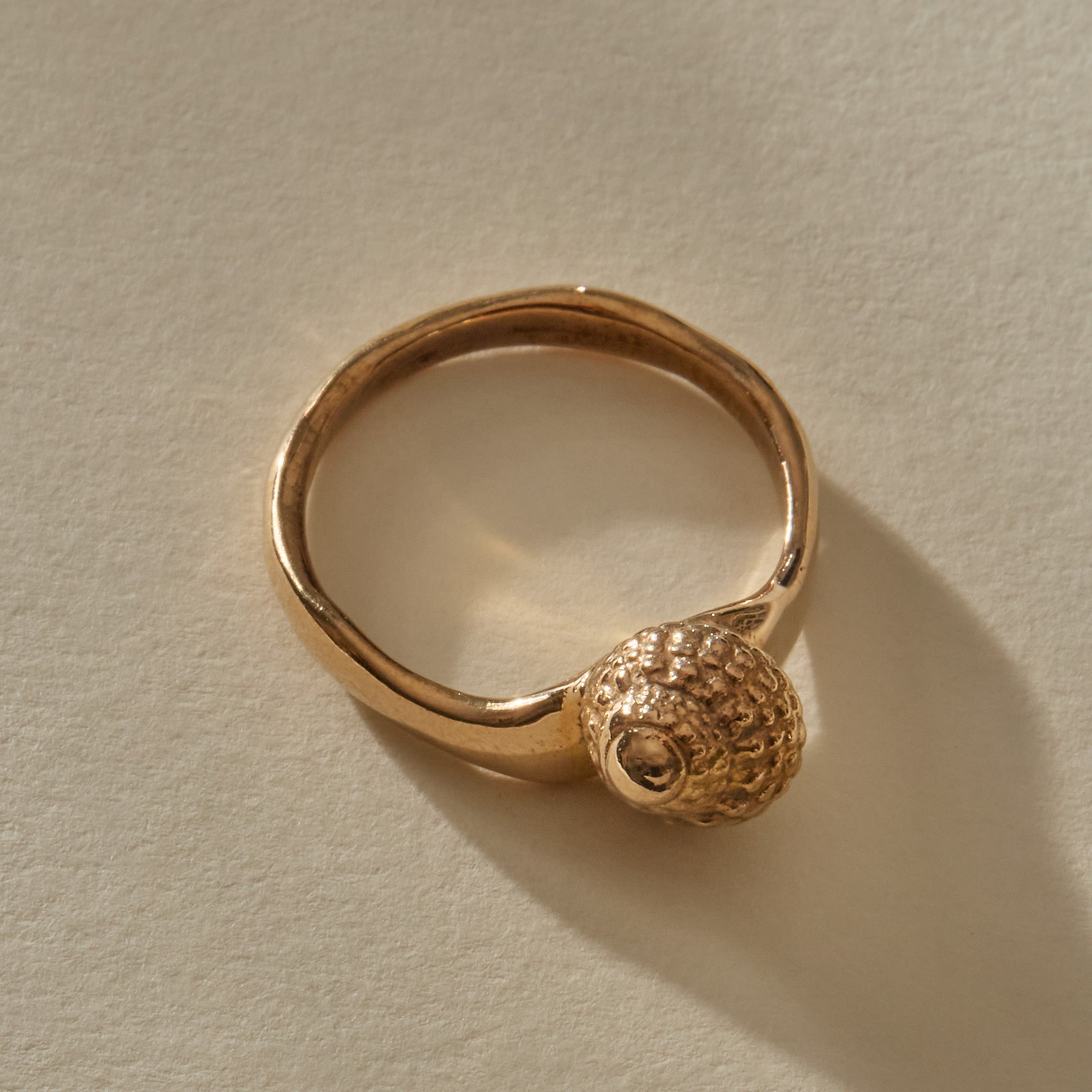 Maré Ring in recycled bronze, side view of the delicate band