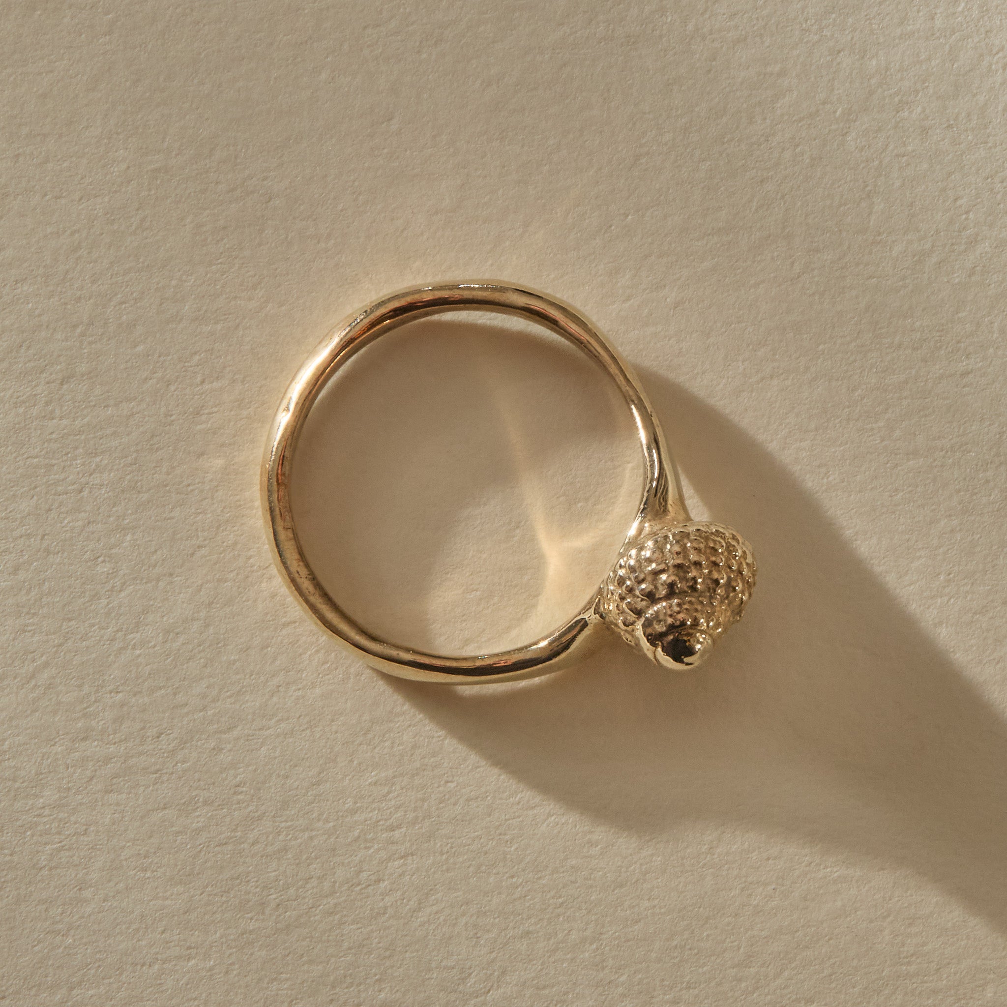Maré Ring in solid recycled gold, view from above of the band cast from a real seashell