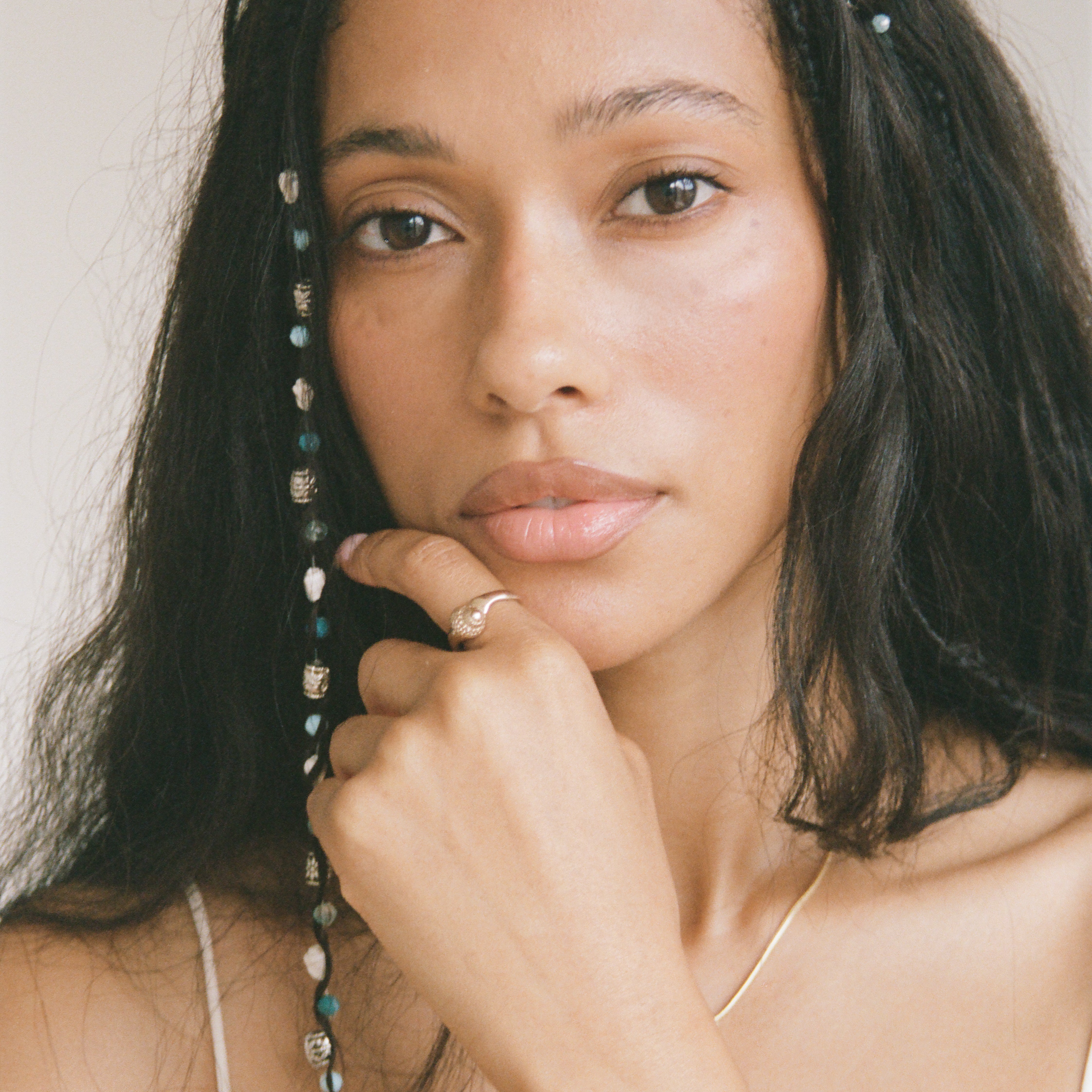 Maré Shell Ring worn by a model, styled for the sea.