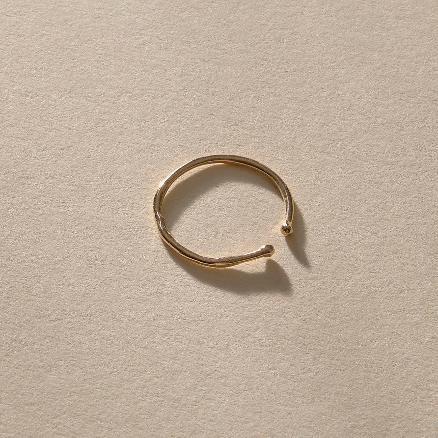 Solea Toe Ring in solid recycled gold, front view showing the adjustable opening