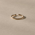 Solea Toe Ring in solid recycled gold, side view of the delicate band