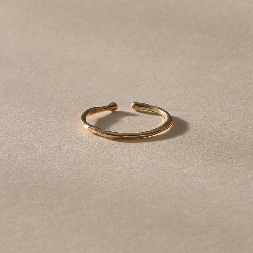 Solea Toe Ring in solid recycled gold, side view of the delicate band