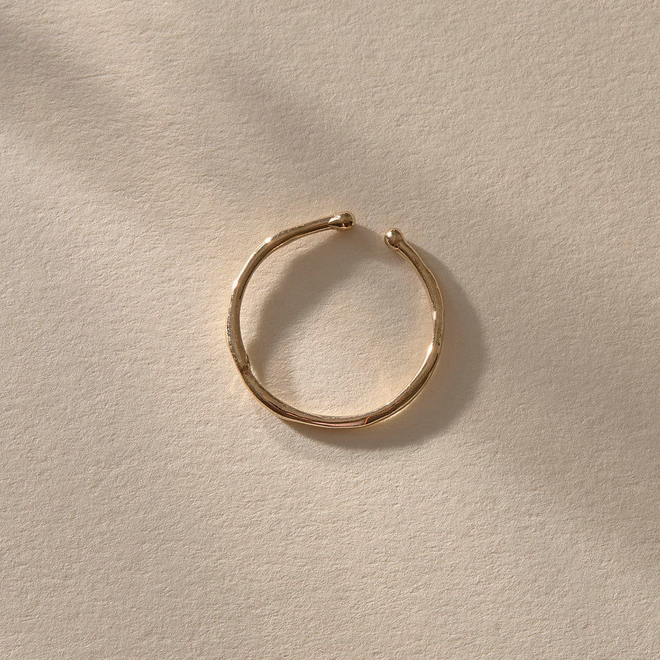 Solea Toe Ring in solid recycled gold, thin adjustable open band seen from above
