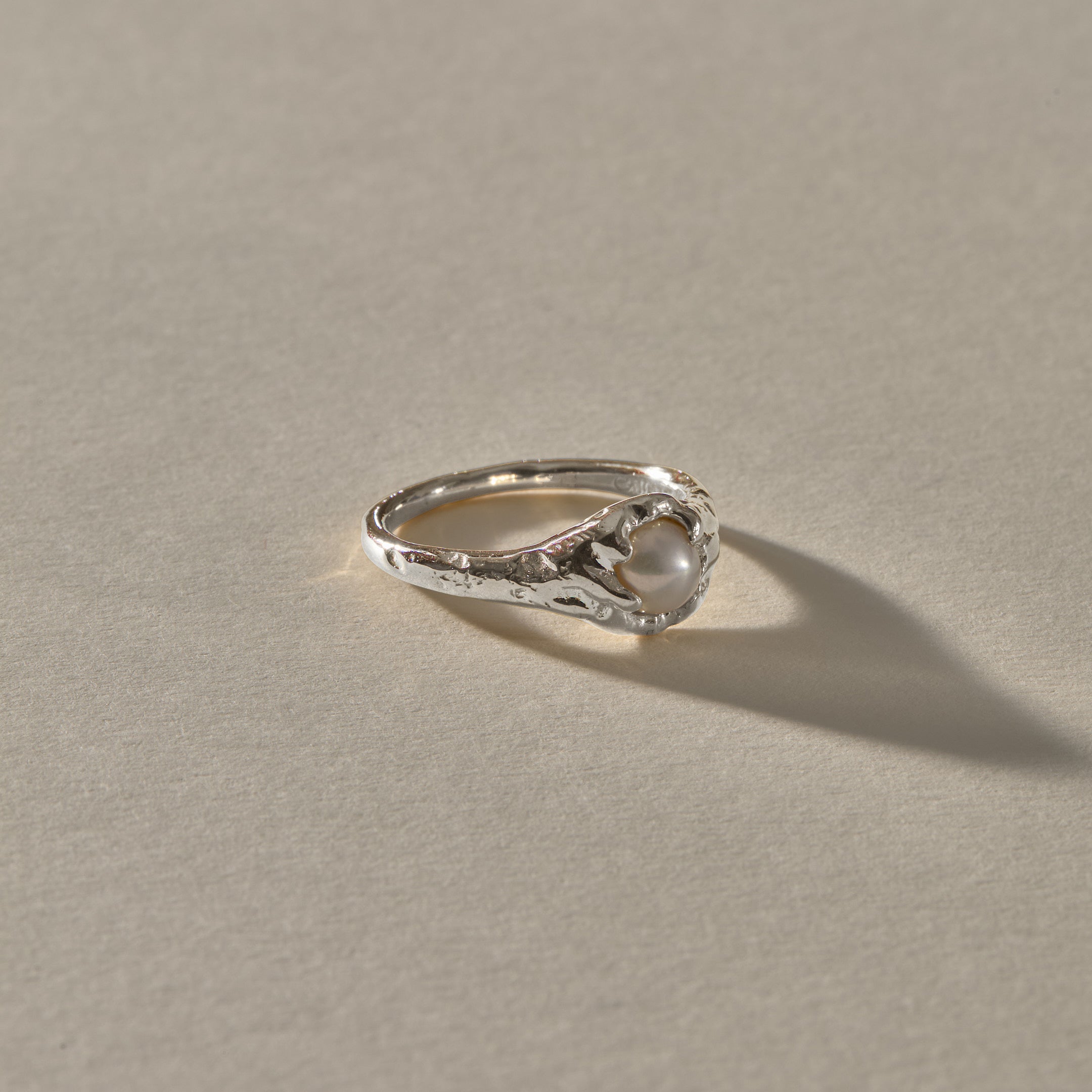 Yemayá Pearl Ring in silver from the other side, its pearl catching the light.
